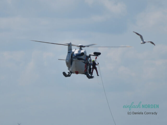 Hubschrauber im Einsatz zur Seenotrettung