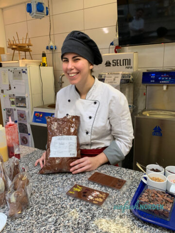 Mitarbeiterin im Schokoladenatelier mit Schokolade