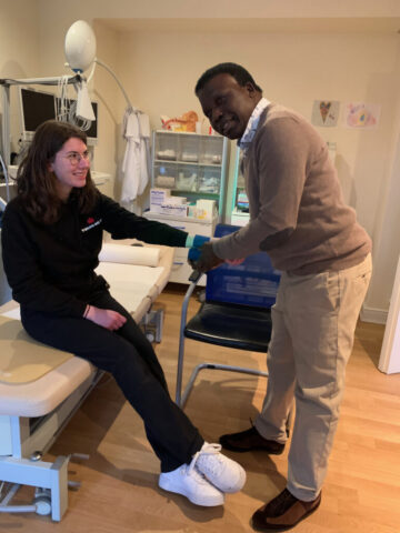 Dr. Paul Okot-Opiro verbindet einer jungen Patienten die Hand