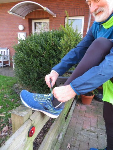 Manfred Boldt beim Schuhe binden