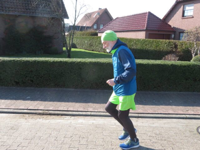 Manfred Boldt wärmt sich in der Strasse zu Beginn der Laufrunde auf
