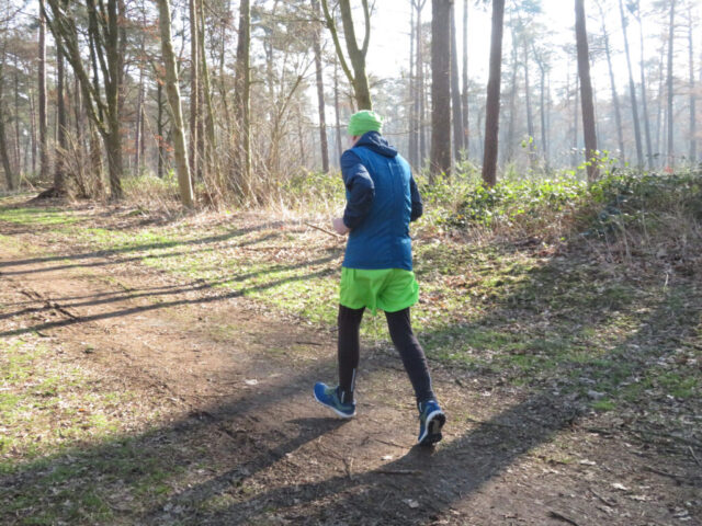 Manfred Boldt beim Laufen durch einen Wald