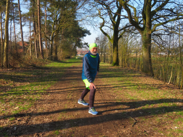 Kurze Pause zum Dehnen auf der Trainingsrunde durch den Wald