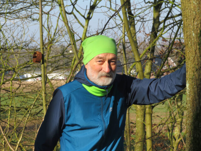 Manfred Boldt an einen Baum gelehnt