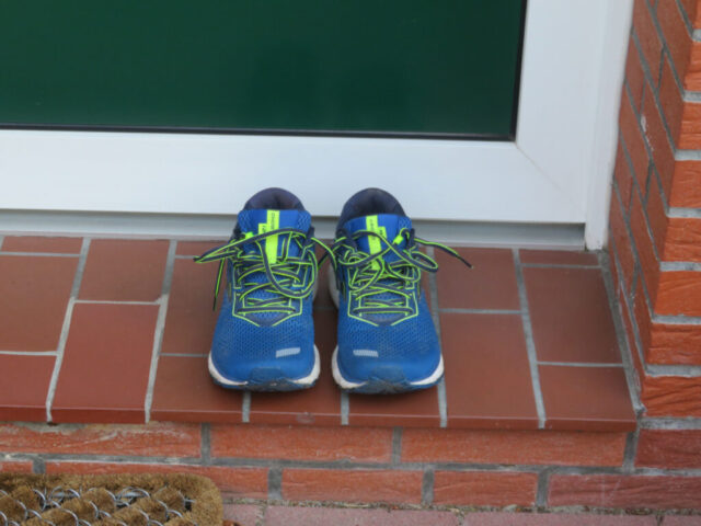 Manfred Boldts Laufschuhe stehen vor der Haustür