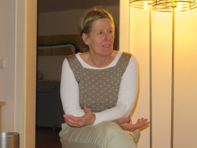 Dr. Heike Göttlicher im Gespräch im Wartezimmer