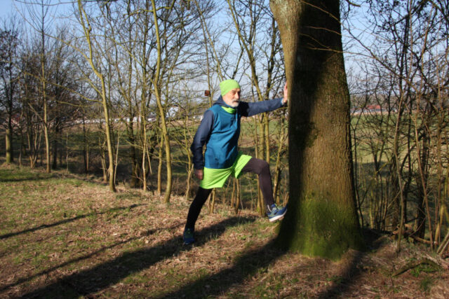 Nach einer ersten Aufwärmphase dehnt sich Manfred Boldt an einem Baum