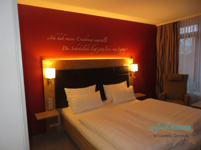 Doppelzimmer im Schokoladenhotel mit Spruch zum Thema Schokolade an der Wand