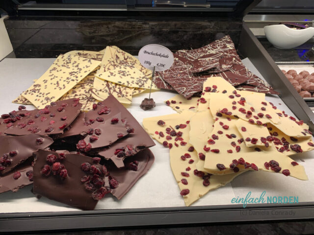 Verschiedene Schokoladenstücke mit unterschiedlichen Geschmacksrichtungen