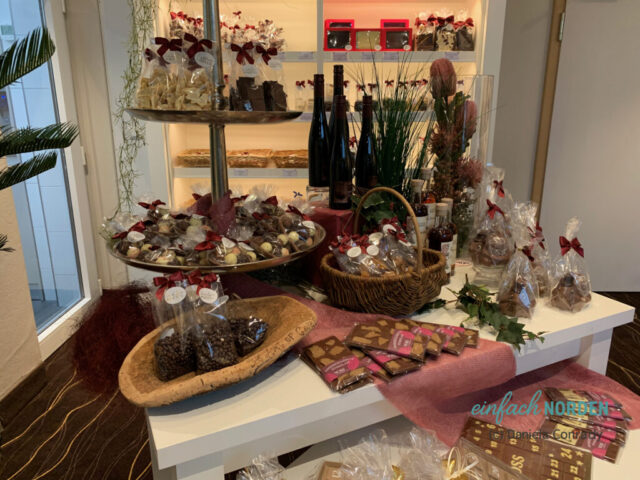 Haus- und handgemachte Schokoladenprodukte arrangiert zum Verkauf