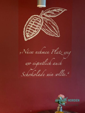 Spruch über Schokolade an einer Wand des Schokoladenhotels